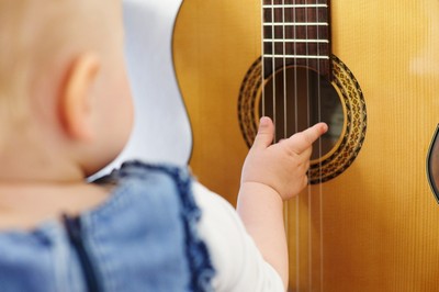 Kind Gitarre